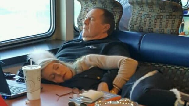 patriots-playoffs-bill-belichick-boat-nantucket-photo.jpg